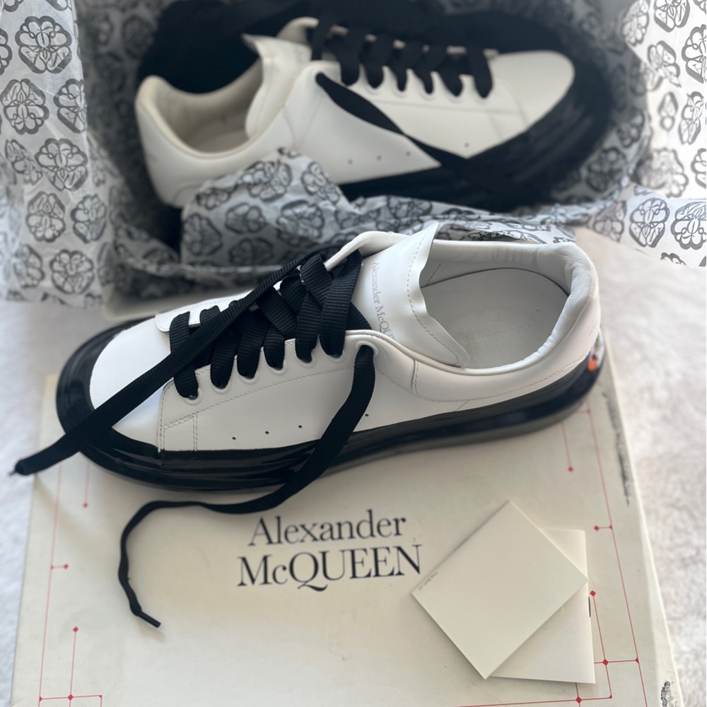 Alexander McQueen Sneaker White Black' 10.5
Never worn,new in the original box